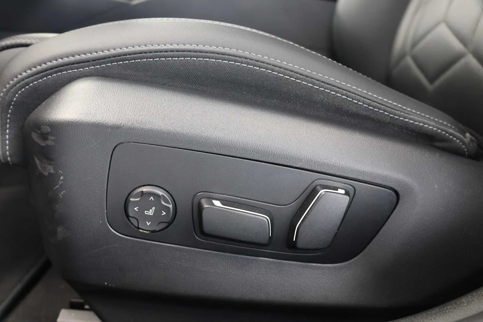 Used 2024 Dark Graphite Metallic BMW 530i xDrive image 15