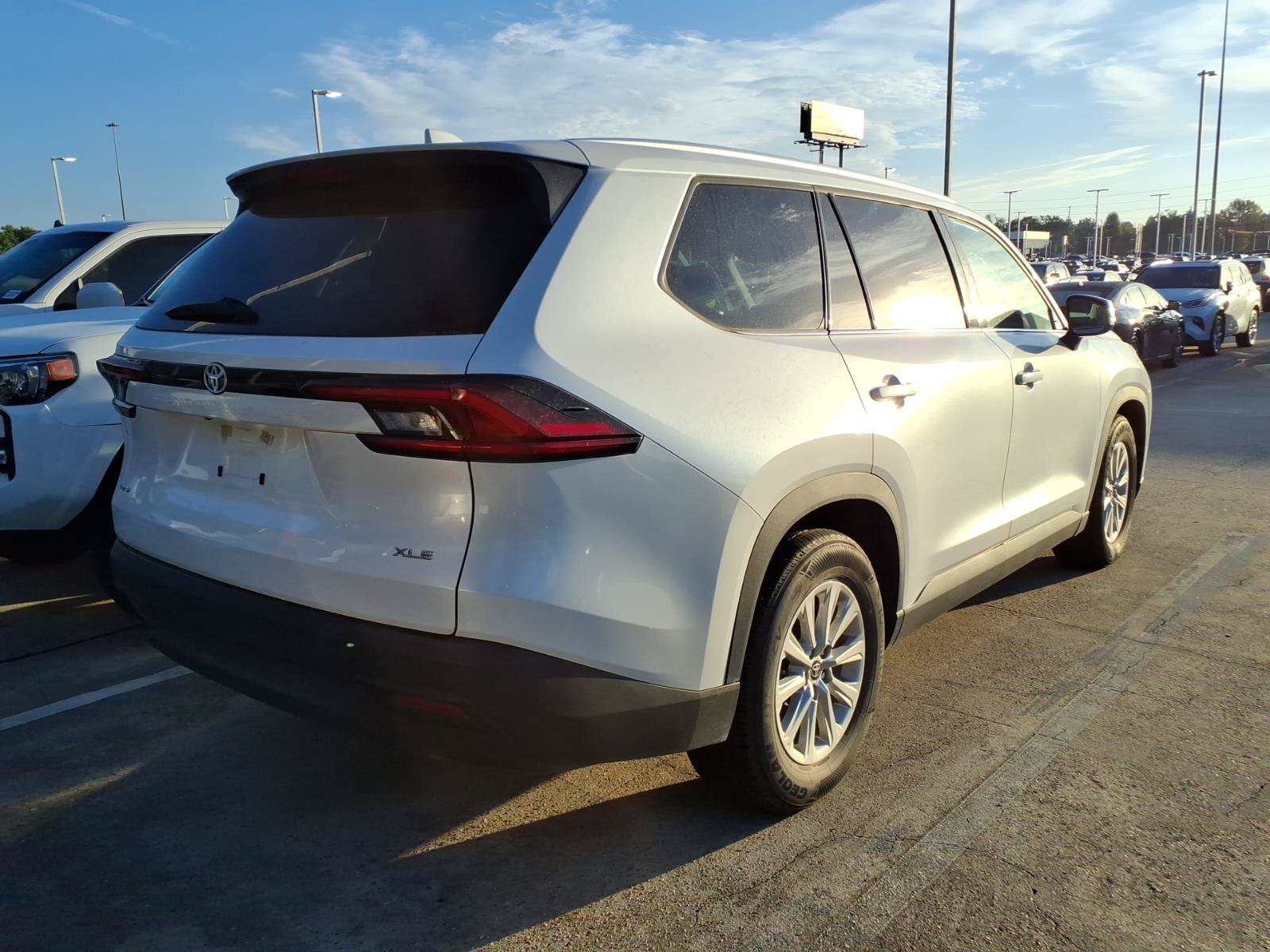 Used 2025 Pearl Toyota XLE image 7