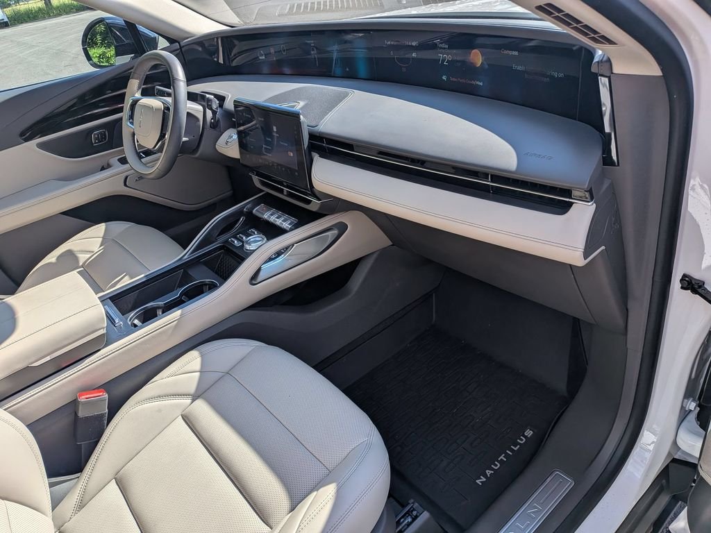 Used 2025 White Lincoln Premiere image 22
