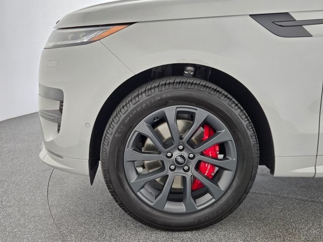 Used 2023 Gray Land Rover SE Dynamic image 9