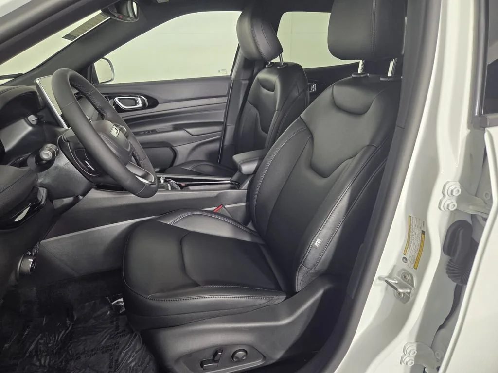 New 2026 Bright White Clear-Coat Exterior Paint Jeep Limited Altitude image 10