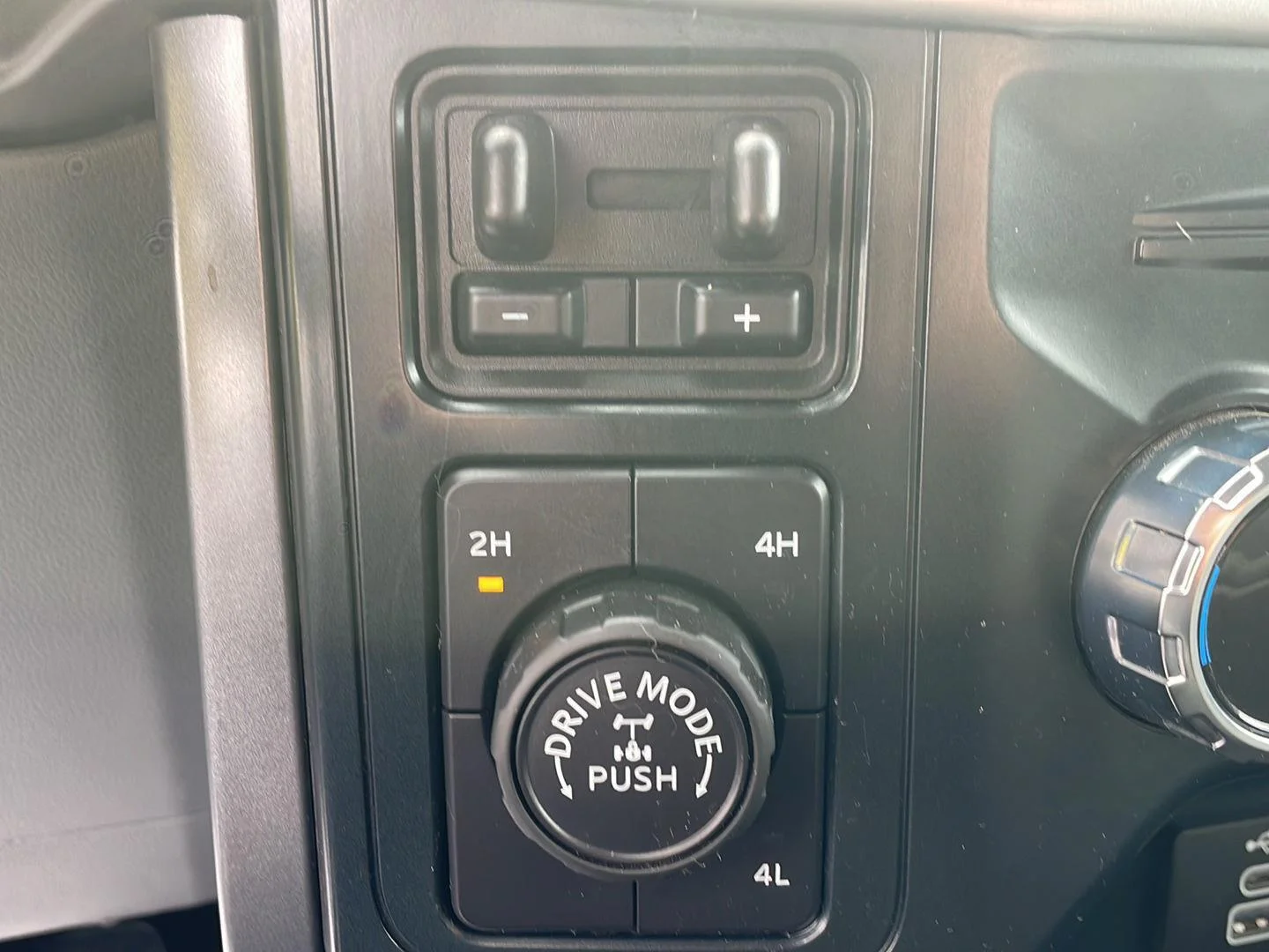 Used 2025 Oxford White Ford XLT image 22