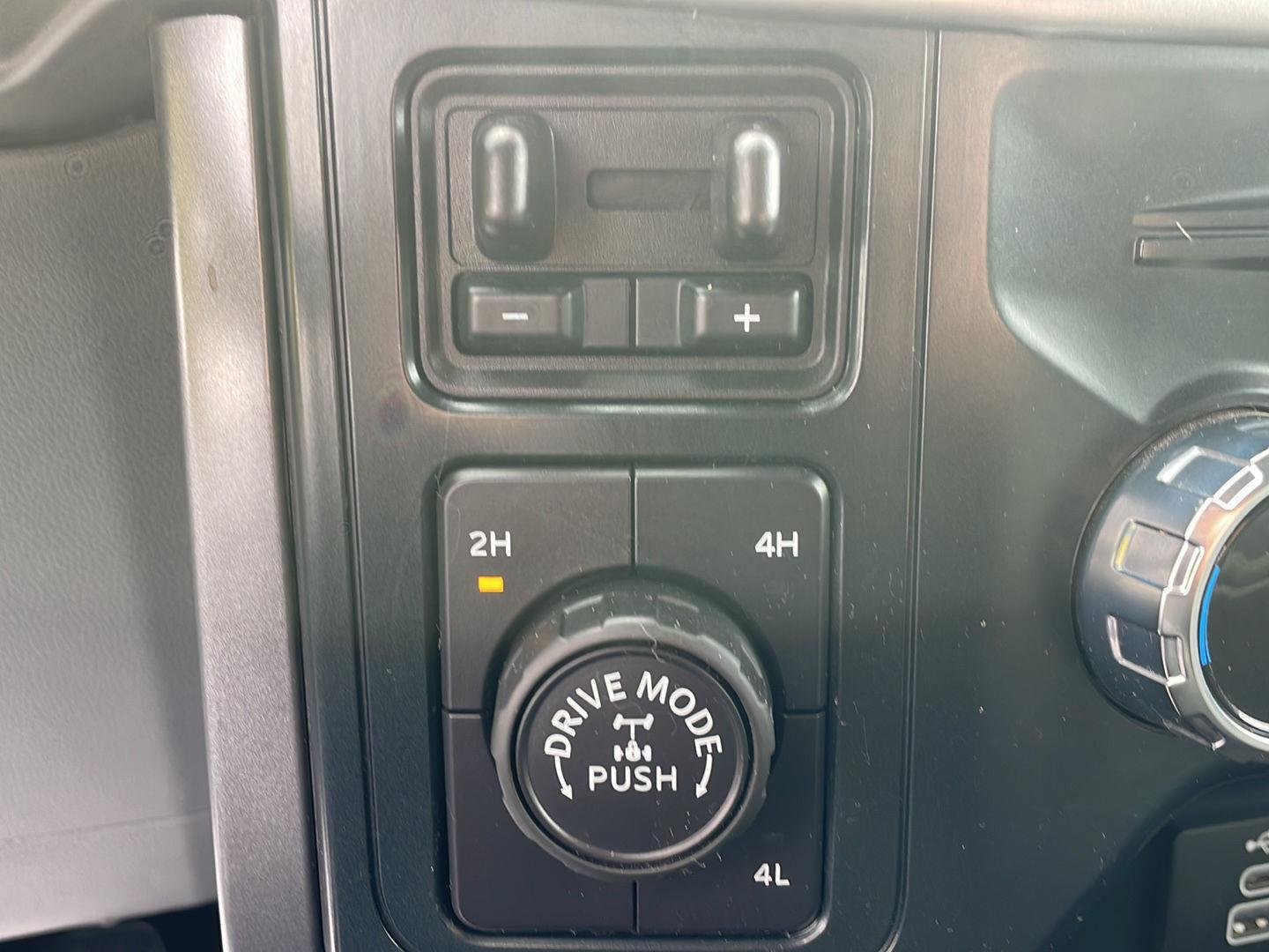 Used 2025 Oxford White Ford XLT image 22