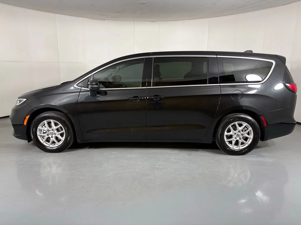 Used 2023 Black Chrysler Touring L image 4