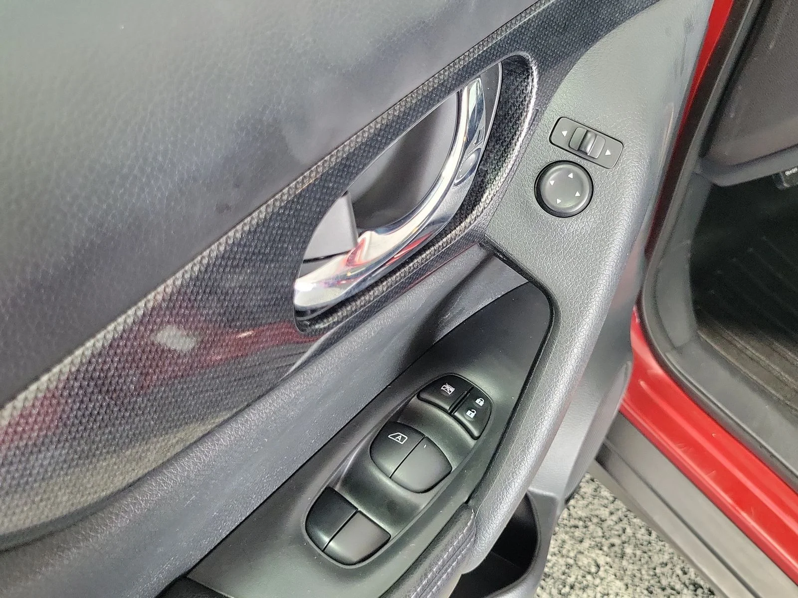 Used 2016 Red Nissan SL image 7