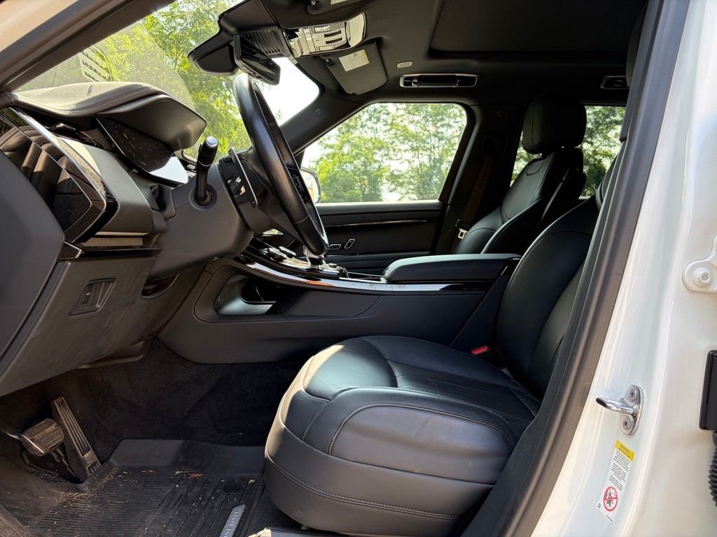 Used 2023 White Land Rover SE Dynamic image 11