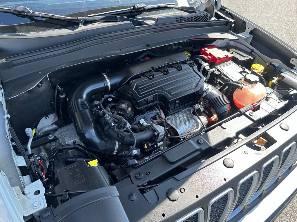 Used 2023 White Jeep Latitude image 23