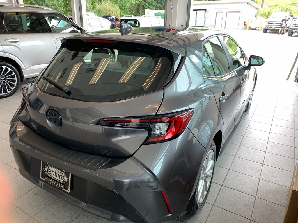 2025 Toyota Corolla Hatchback SE - Photo 16