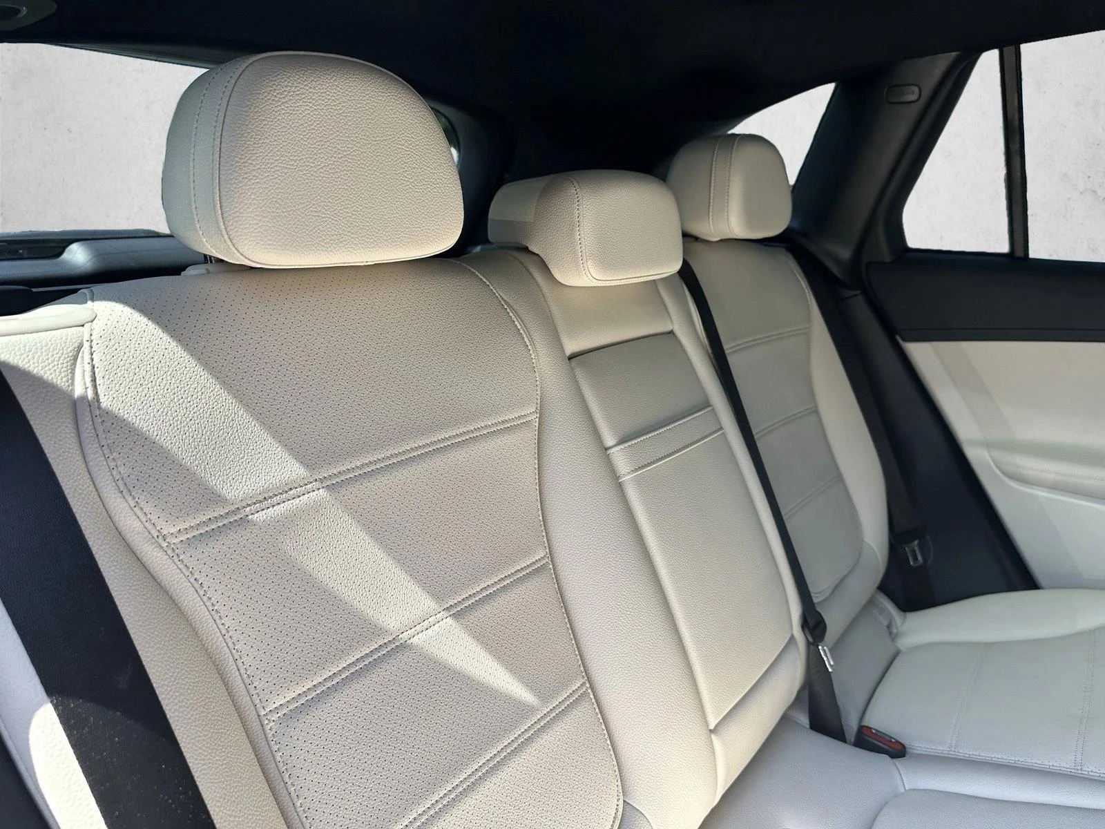 Used 2023 Polar White Mercedes-Benz GLC 300 image 25