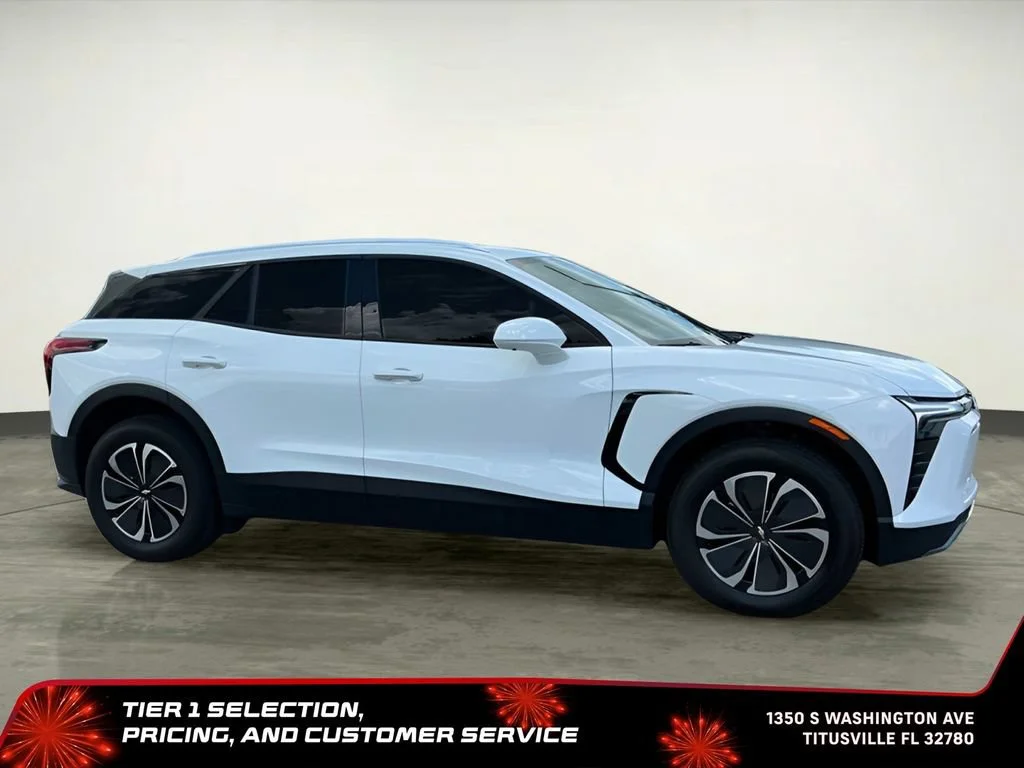 Used 2024 Summit White Chevrolet LT image 11