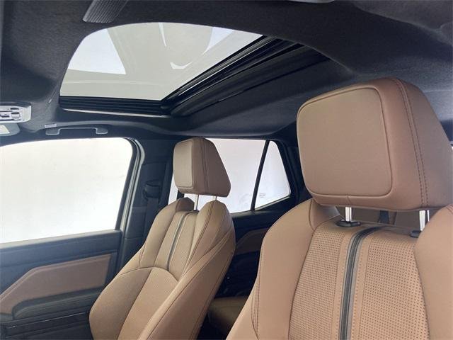 Certified Used 2025 WIND CHILL PEARL Toyota  image 31