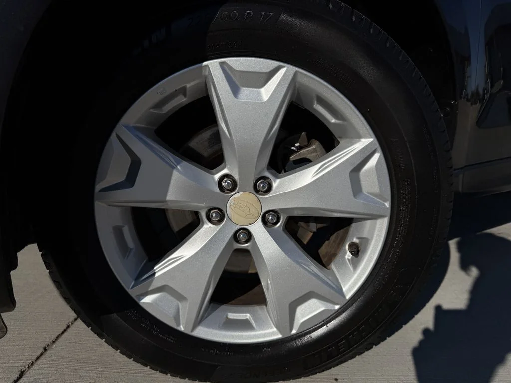 Used 2016 Gray Subaru 2.5i Premium image 9