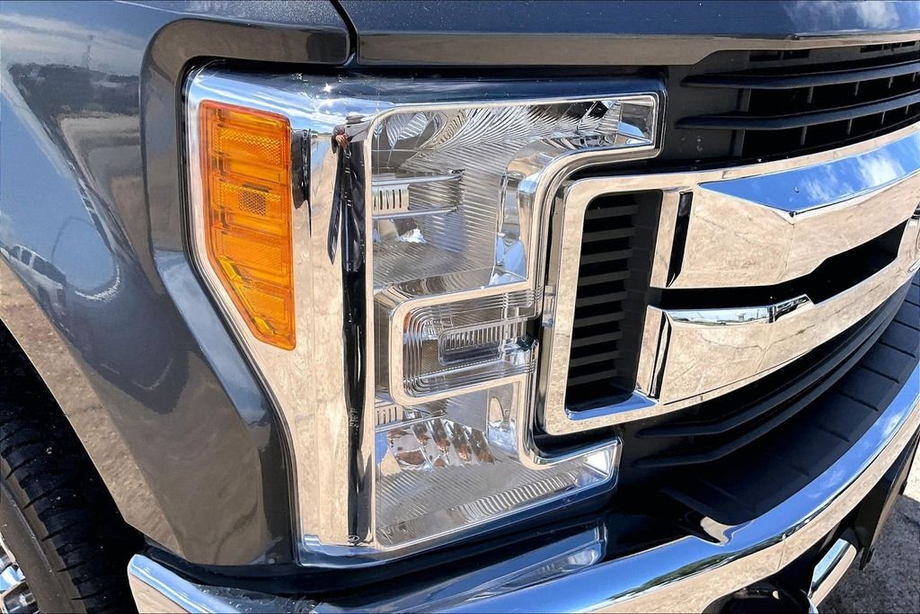 Used 2017 Magnetic Metallic Ford XLT image 33