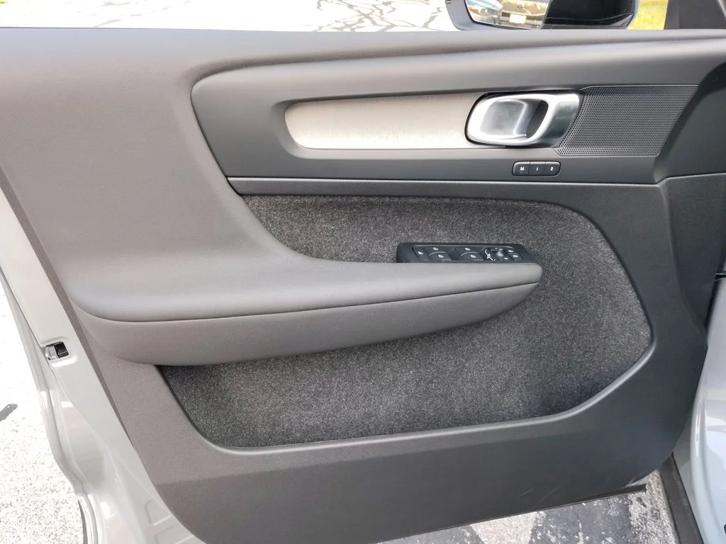 2026 Volvo XC40 Plus - Photo 11