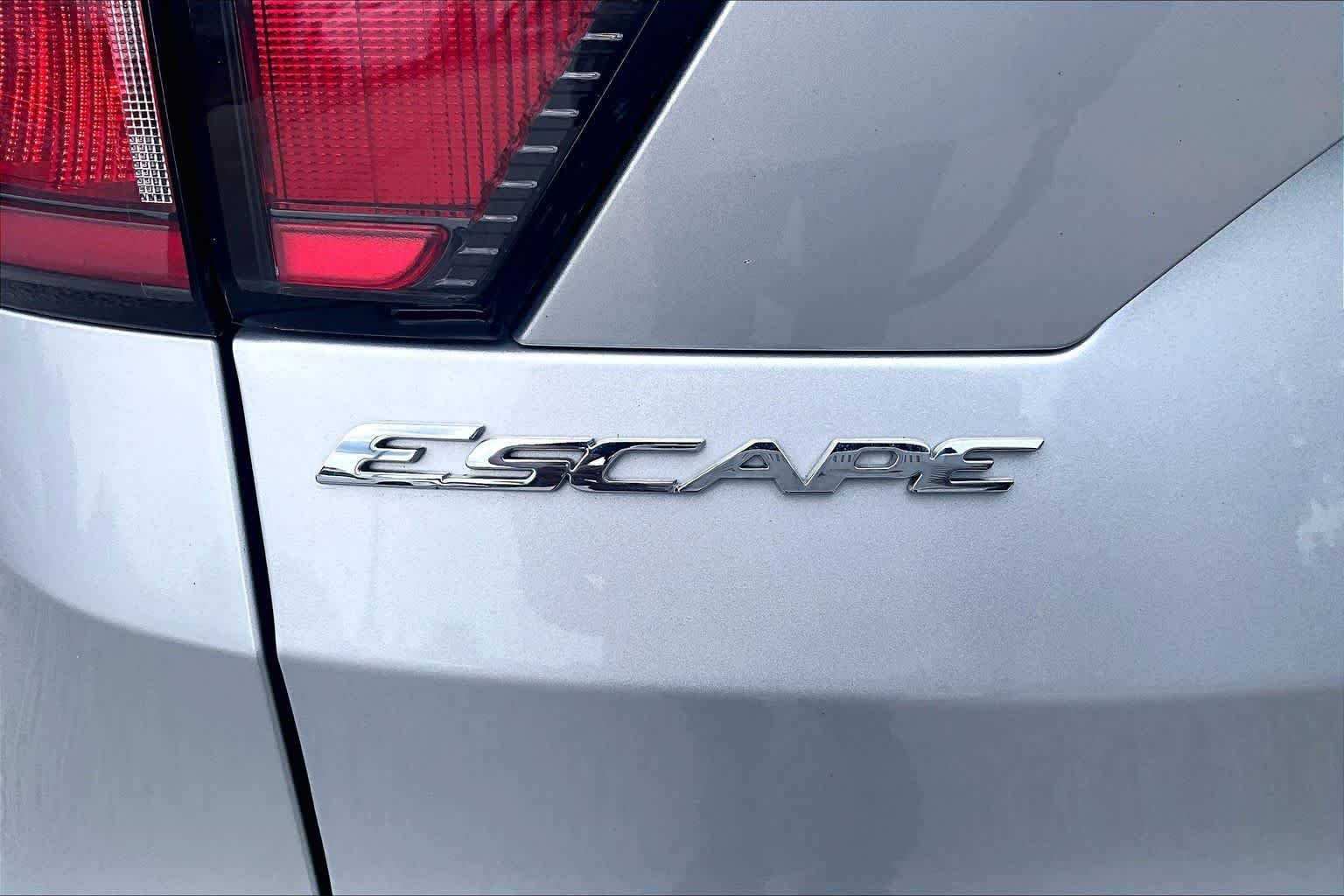 Used 2017 Ingot Silver Metallic Ford SE image 10