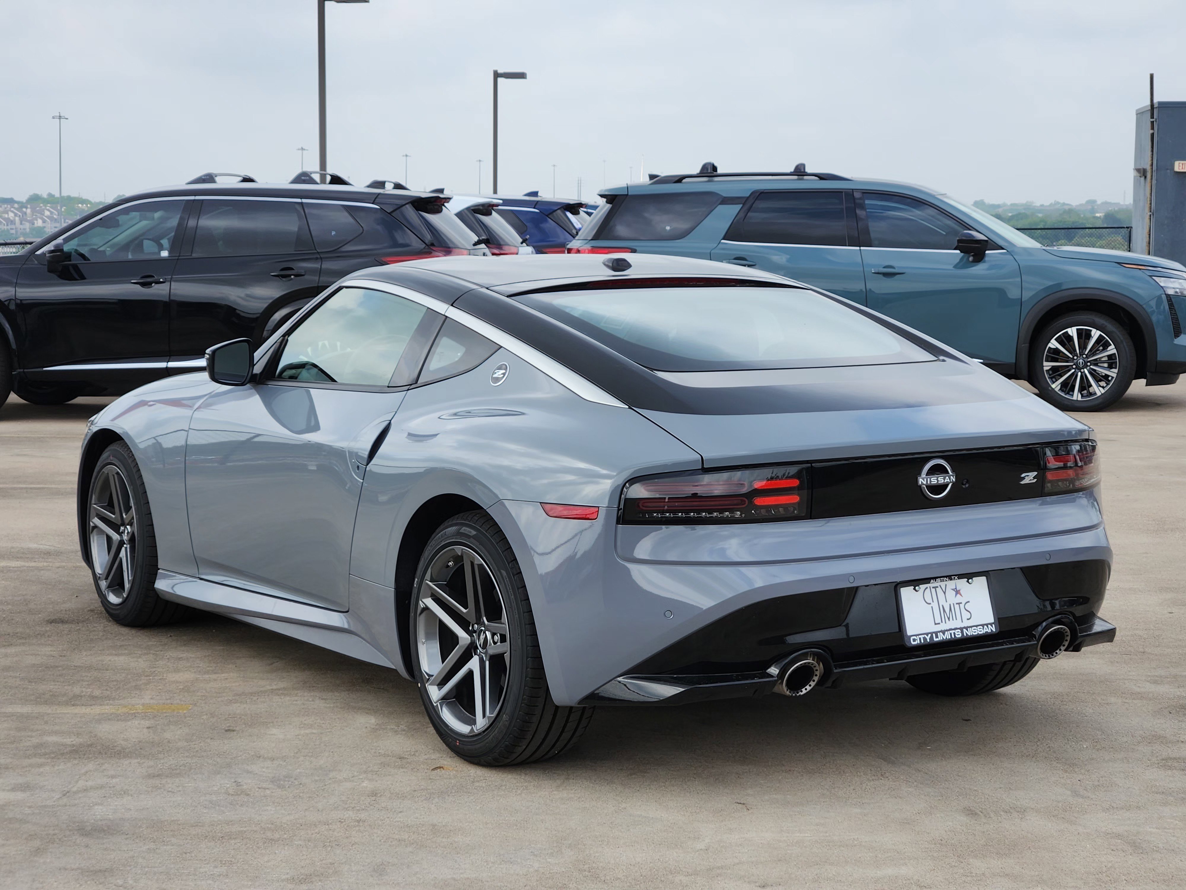 New 2026 Boulder Gray Pearl / Super Black Two-tone Nissan Sport image 5