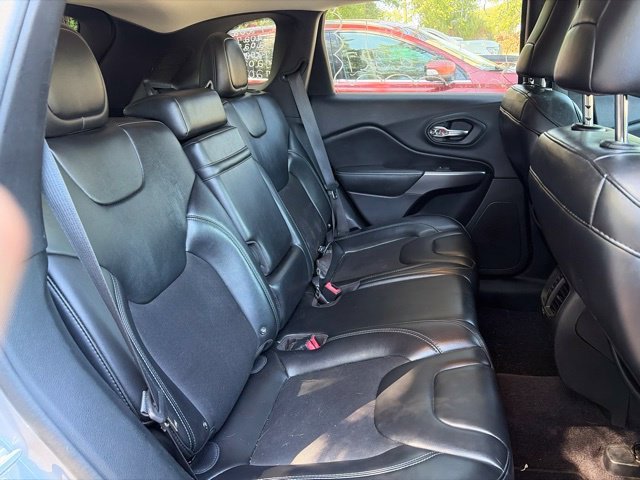Used 2019 Silver Jeep Latitude Plus image 17