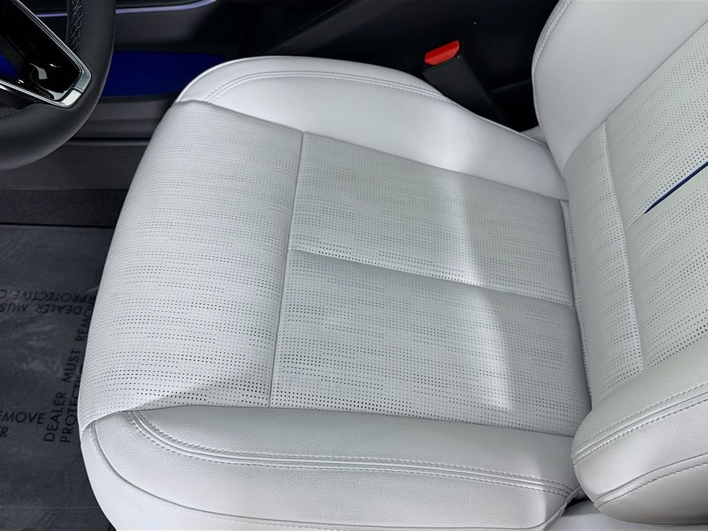 Used 2025 White Cadillac Sport image 21