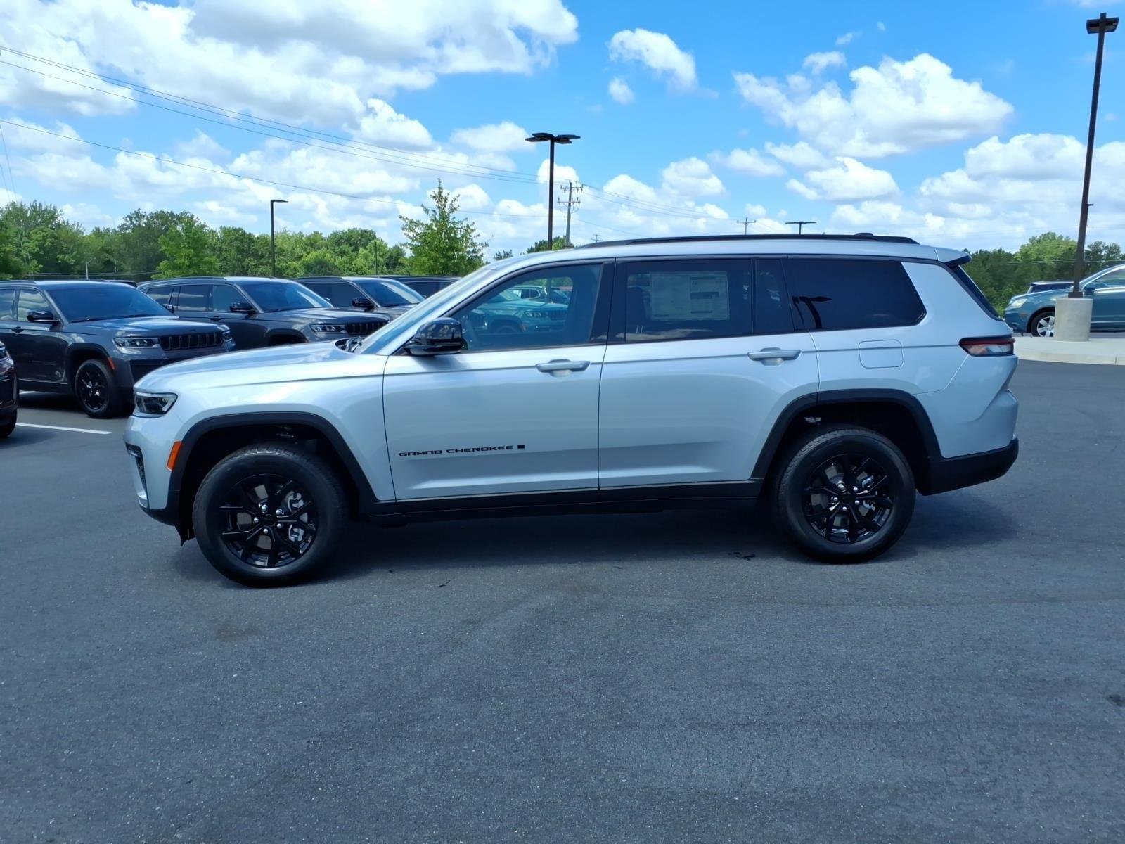 New 2026 Silver Zynith Exterior Paint Jeep Laredo Altitude image 3