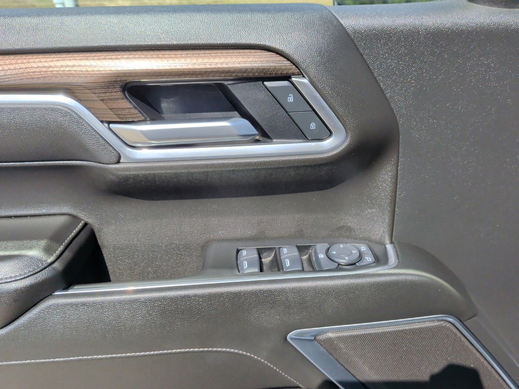 Used 2025 White Chevrolet LT image 11