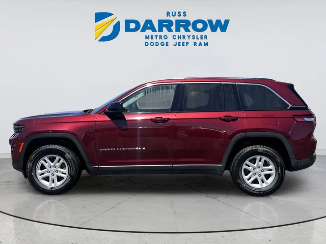 Used 2023 Red Jeep Laredo image 2