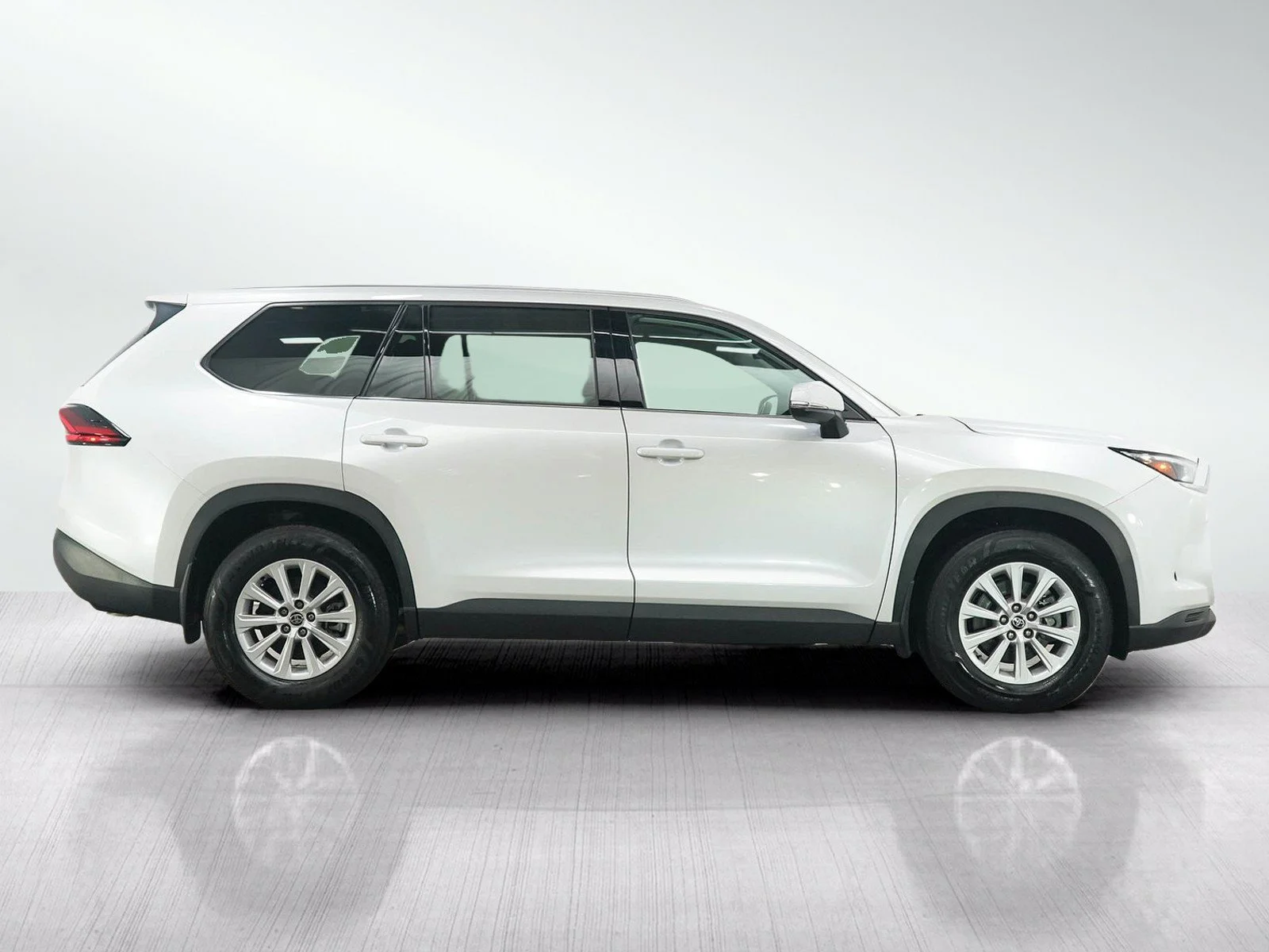 Used 2025  Toyota XLE image 6