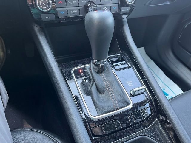 Used 2022 Velvet Jeep Limited image 15