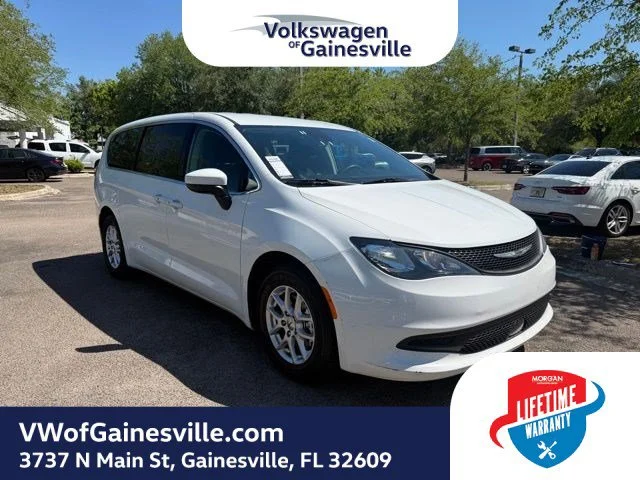 2023 Chrysler Voyager LX's photo