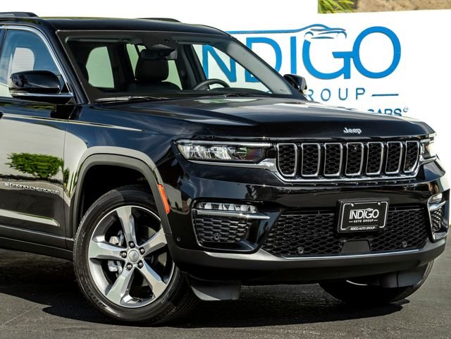 Used 2022 Diamond Black Crystal Pearlcoat Jeep Limited image 5