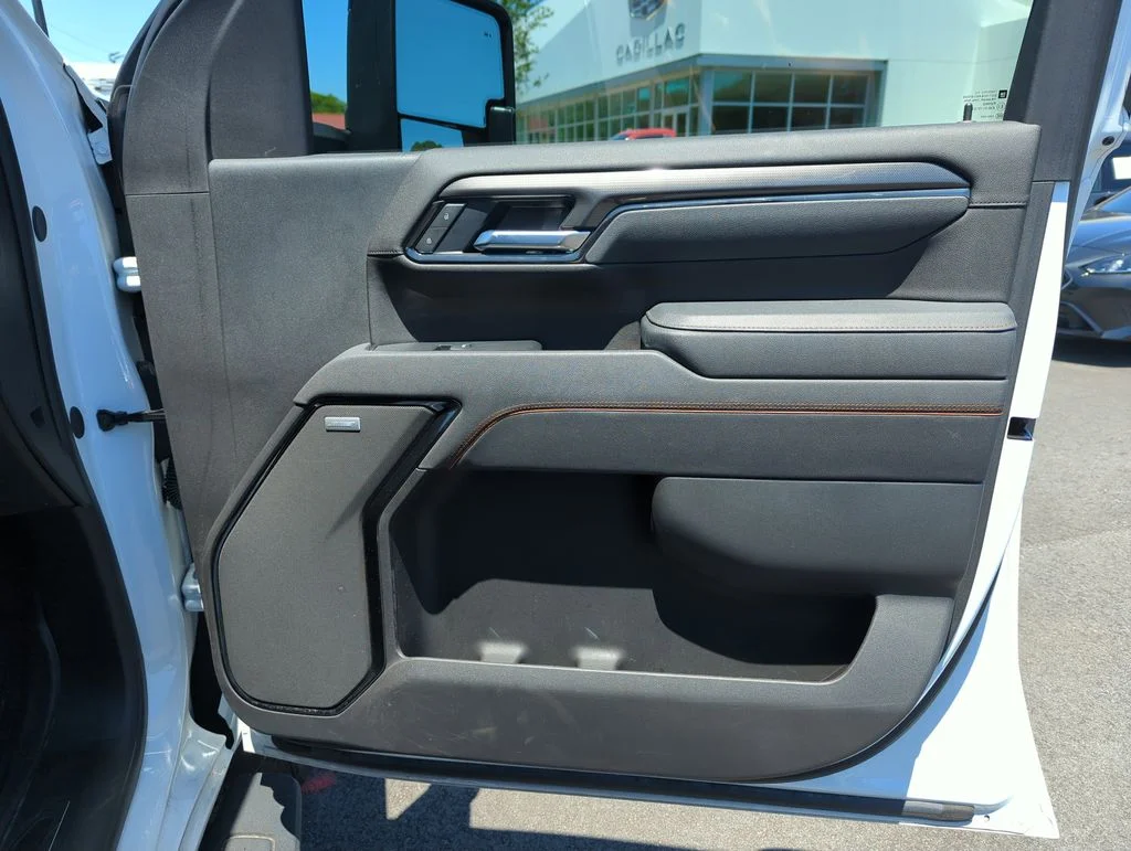 Used 2025 White GMC AT4 image 34