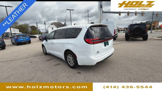 Used 2025 White Chrysler Select image 6