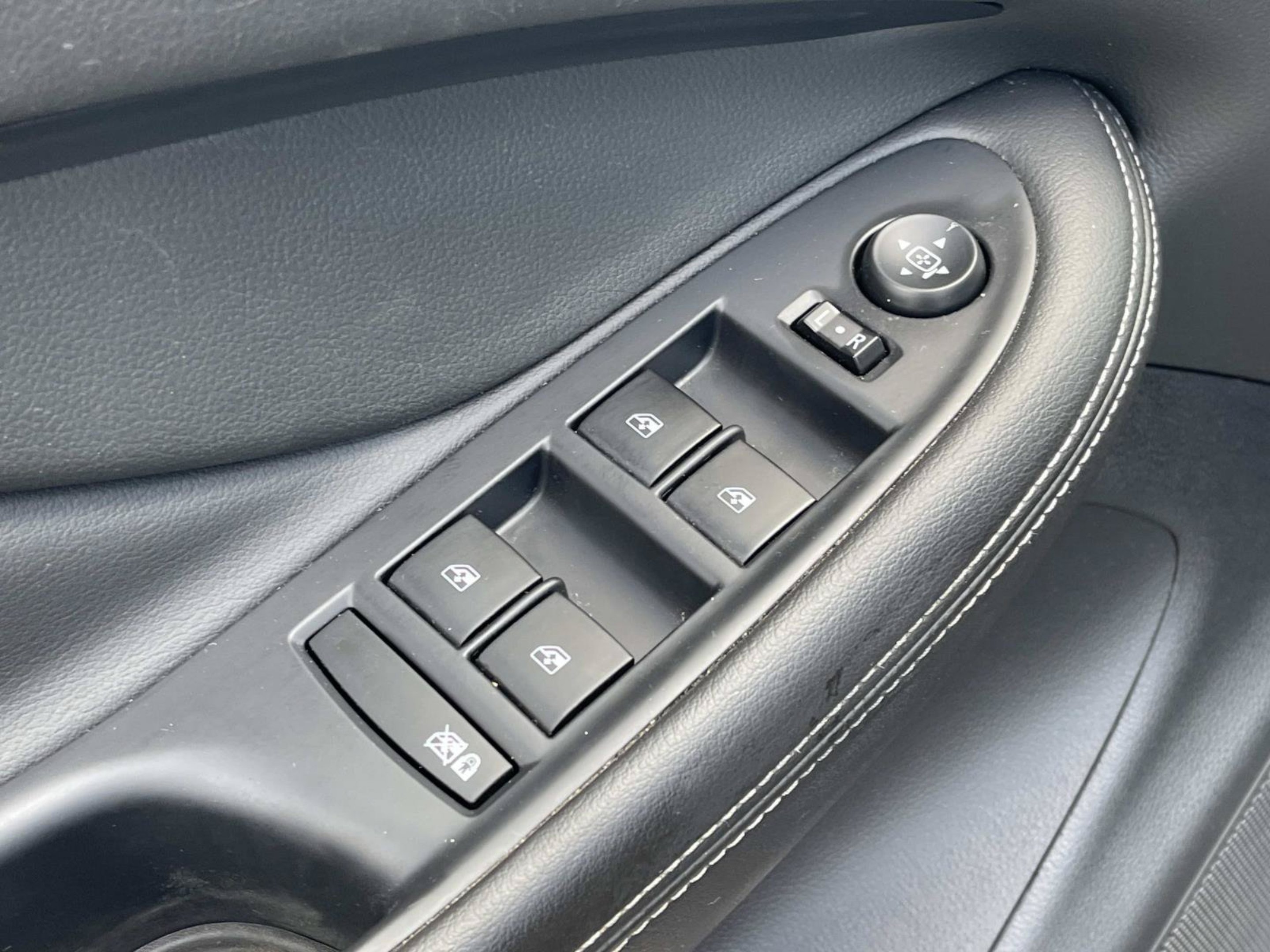 Used 2020 Ebony Twilight Metallic Buick Essence image 26