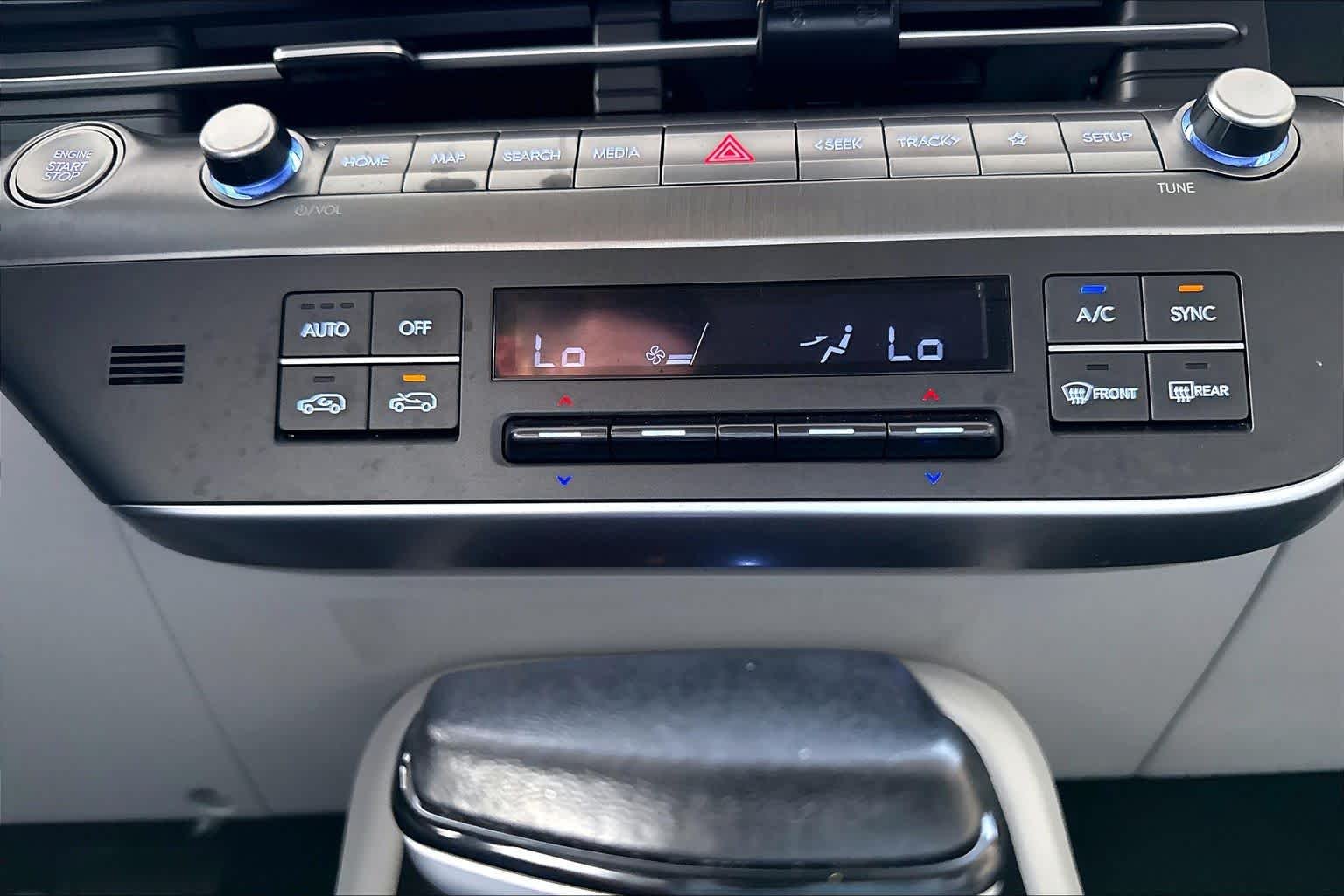 Used 2025 Atlas White Hyundai SEL image 31