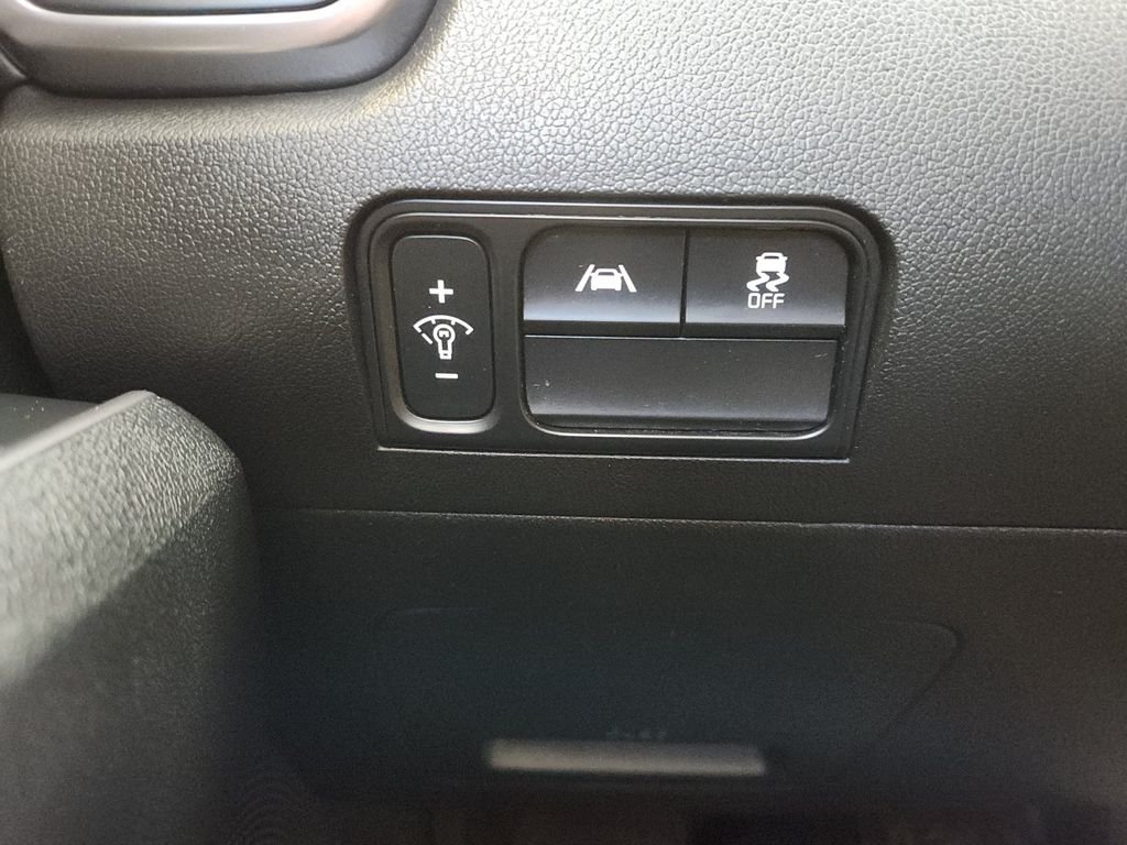 Used 2023  Kia LX image 25
