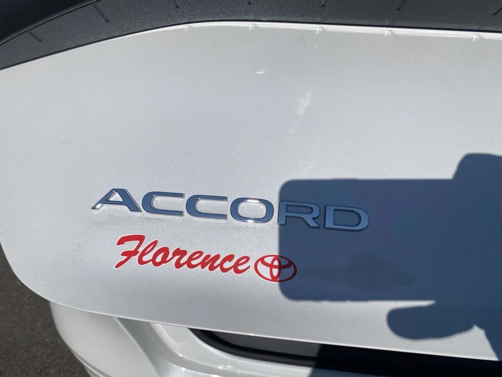 Used 2025 White Honda SE image 13