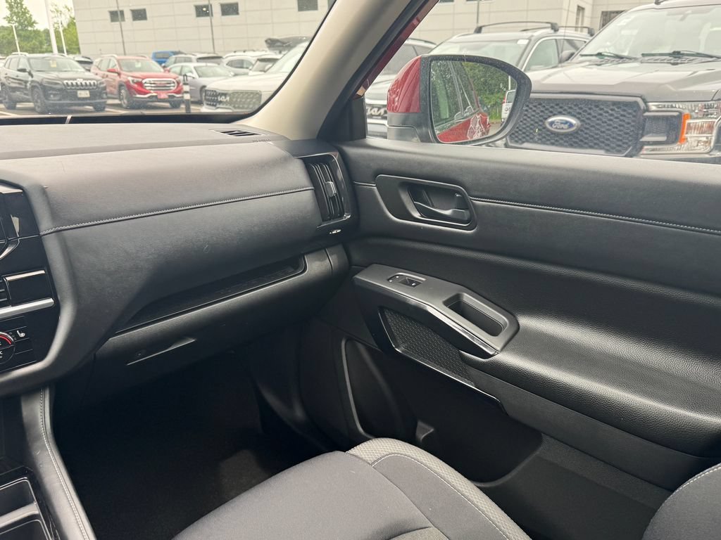 2024 Nissan Pathfinder SV - Photo 15