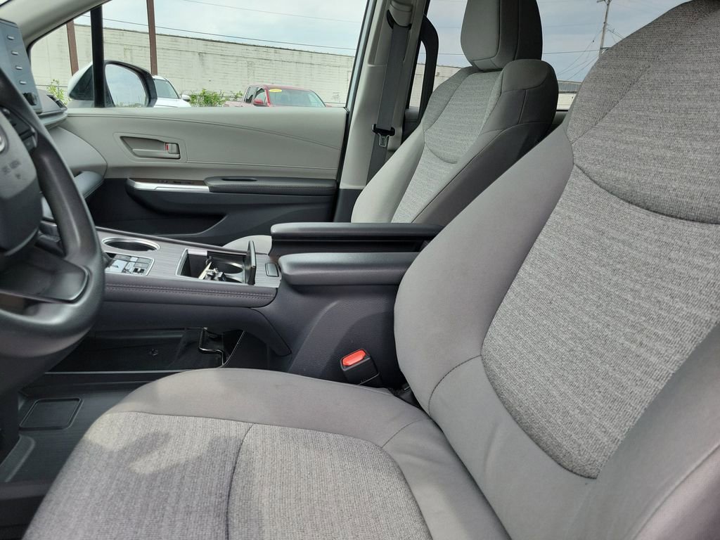 Used 2022  Toyota LE image 19