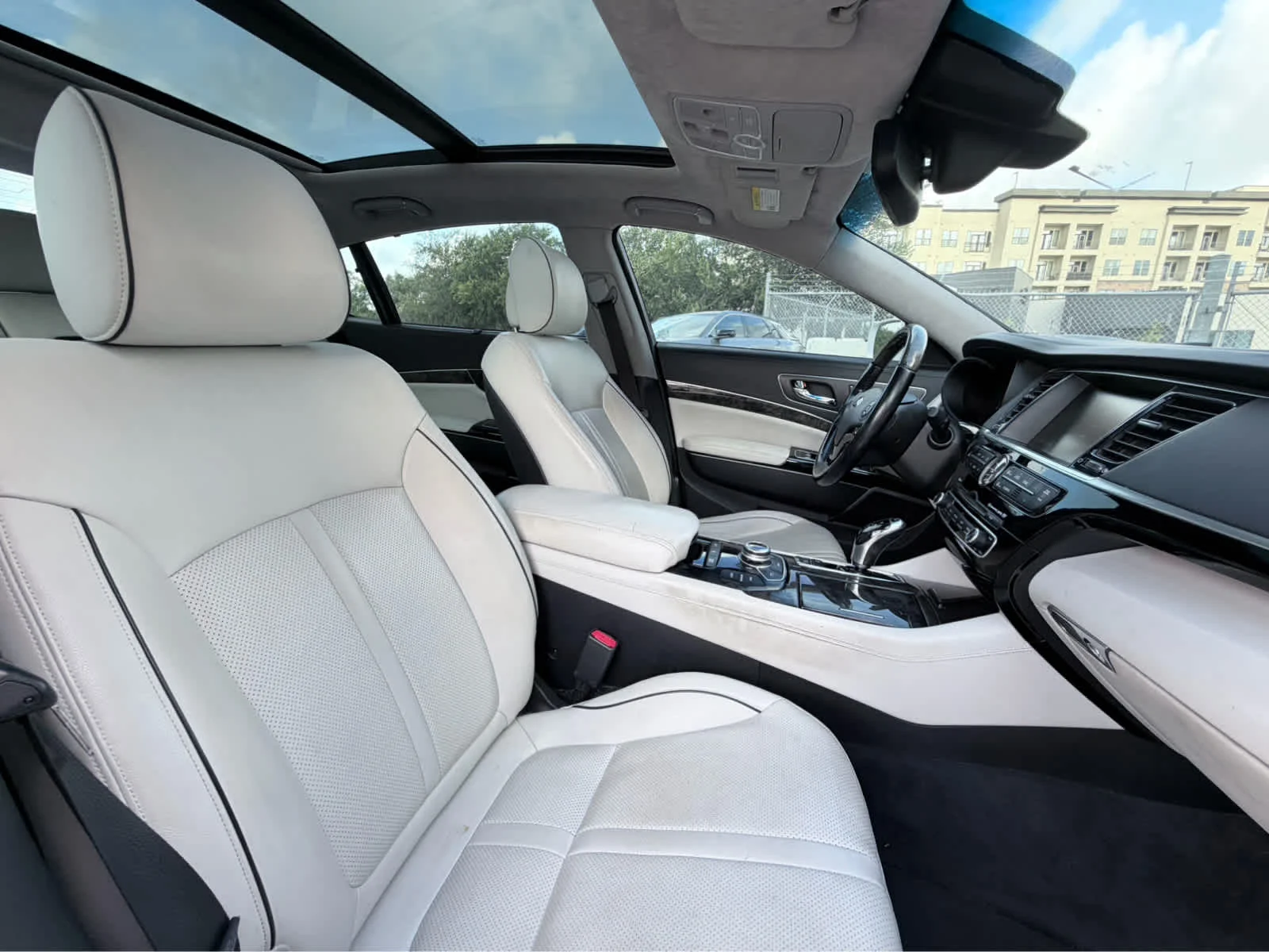Used 2015  Kia Luxury image 13