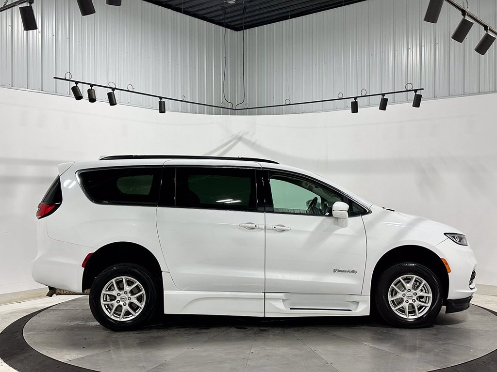 Used 2022 White Chrysler Wheelchair Accessible-Touring L image 4