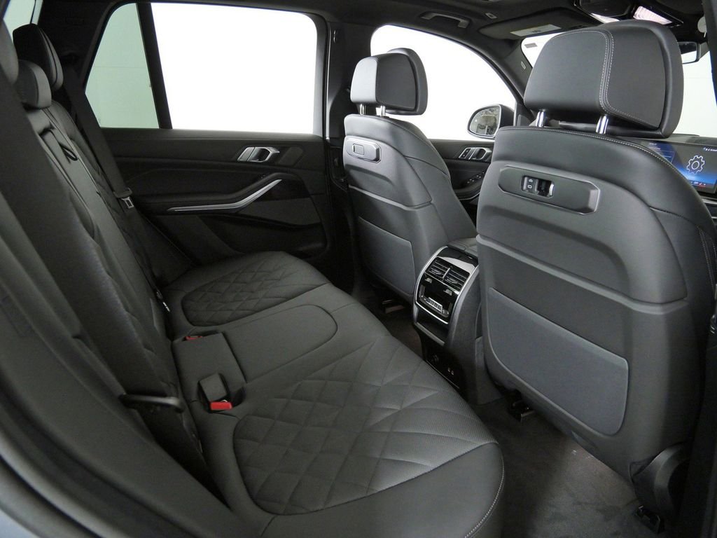Used 2026 Skyscraper Grey Metallic BMW xDrive40i image 27