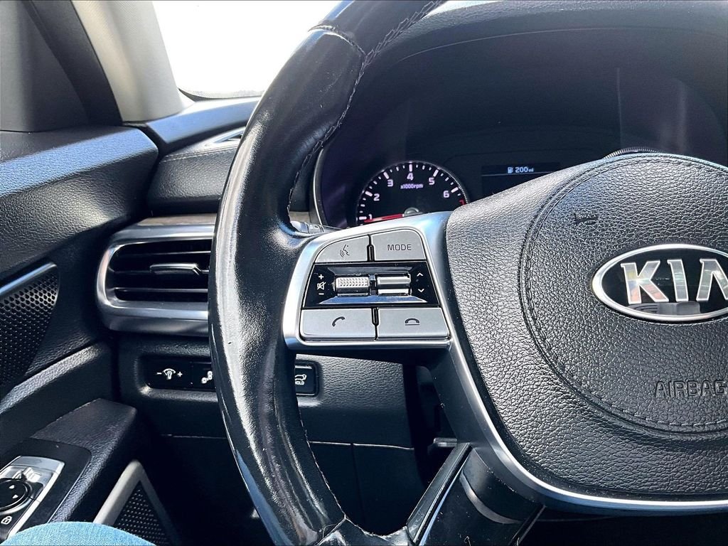 Used 2021 White Kia EX image 24
