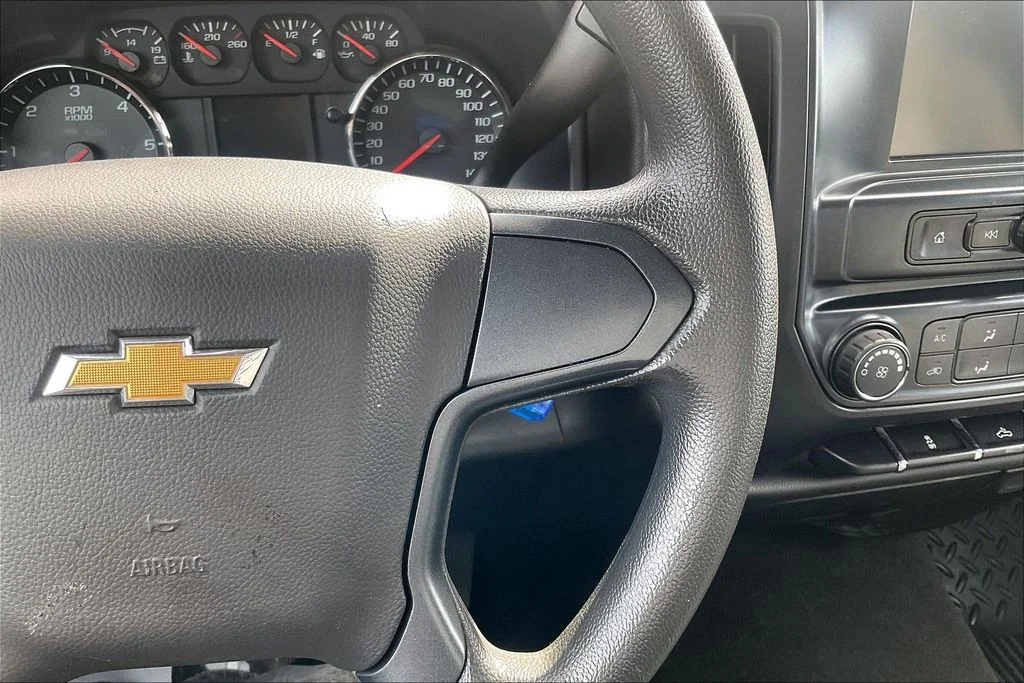 Used 2018 Silver Ice Metallic Chevrolet Custom image 17