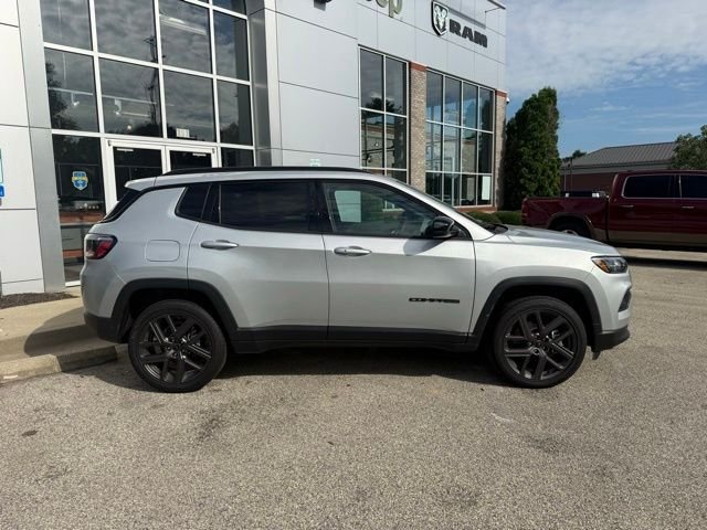 New 2026 Silver Zynith Metallic Clear-Coat Exterior Paint Jeep Latitude image 8