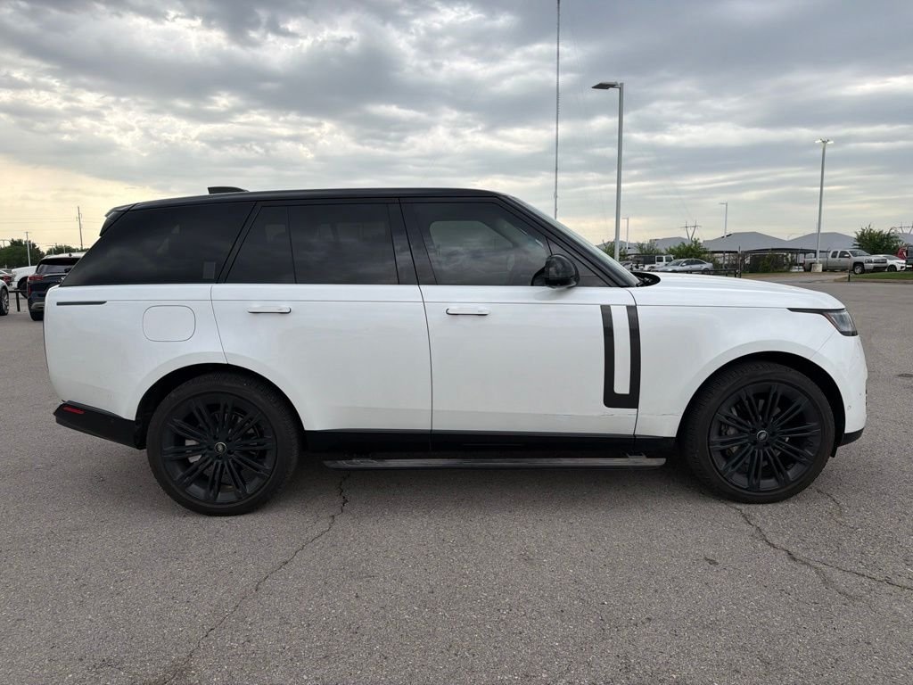 Used 2024  Land Rover SE image 3