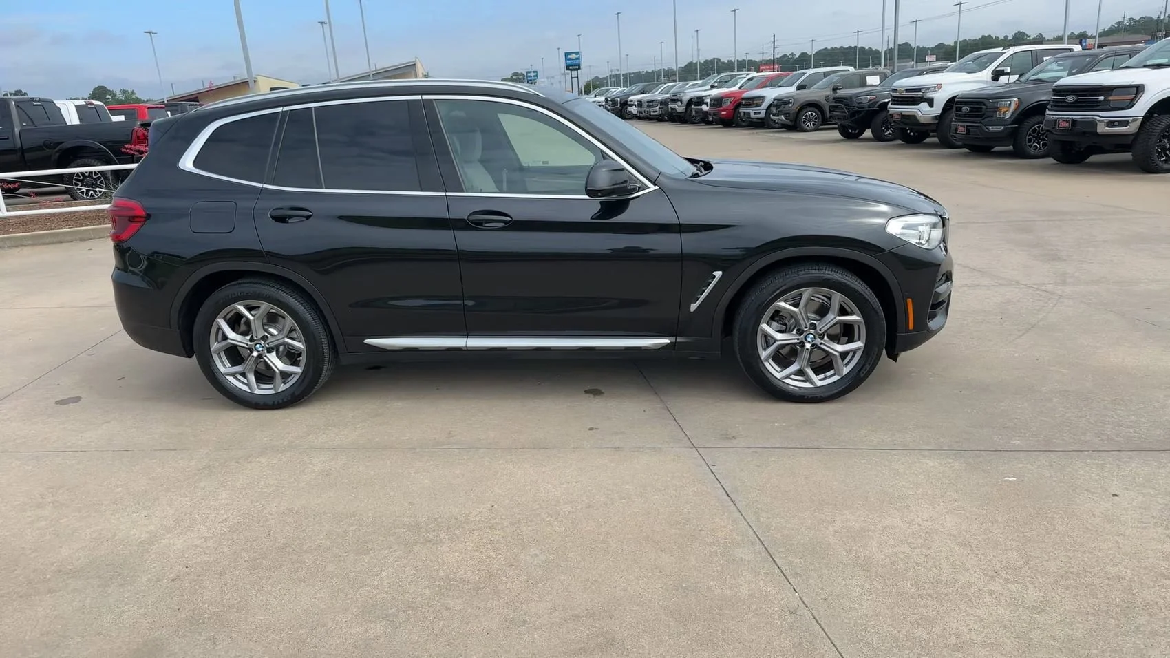 Used 2021 Black Sapphire Metallic BMW xDrive30i image 2