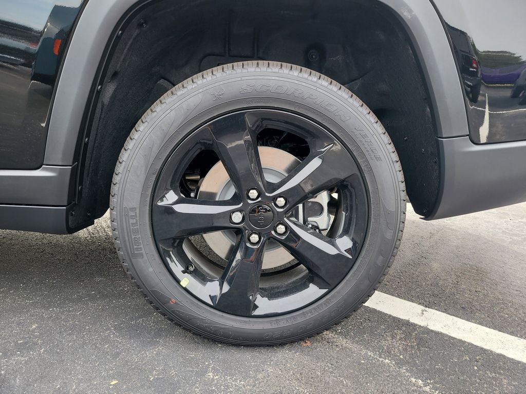 New 2026 Diamond Black Crystal Pearl-Coat Exterior Paint Jeep Limited image 8