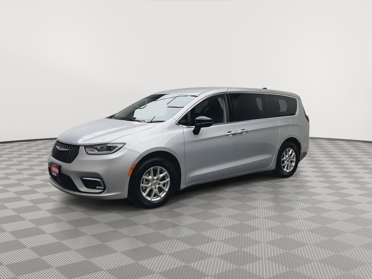 Used 2024 Silver Mist Clearcoat Chrysler Touring L image 34