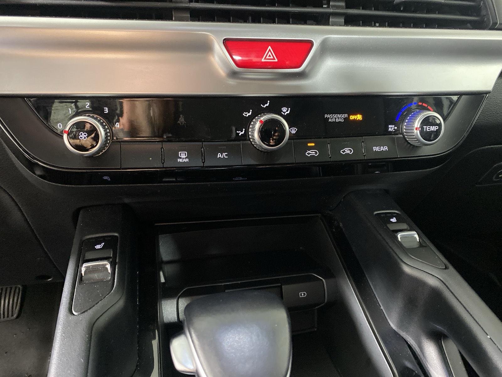 Used 2020 Snow White Pearl Kia  image 19