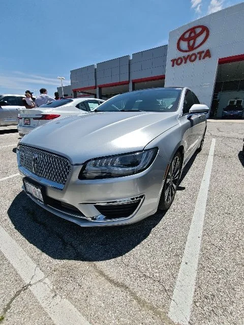 Used 2017 Silver Lincoln Reserve image 4
