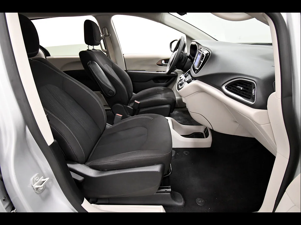 2024 Chrysler Voyager LX - Photo 17